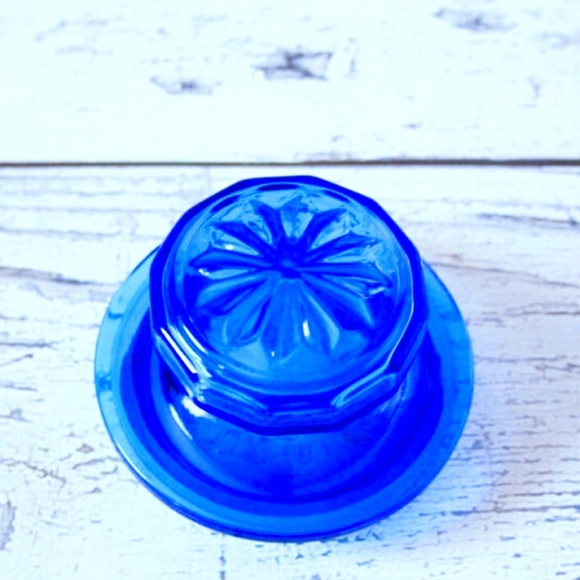 Vintage Colonial Blue Canister with lid - Picture 3 of 3